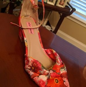 Betsey Johnson Ivee floral sandals